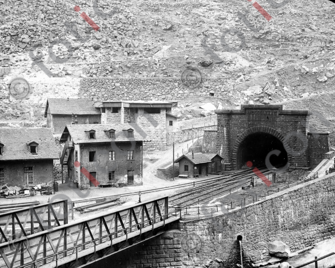 Einfahrt in den Gotthardtunnel | Entrance into the Gotthard tunnel - Foto foticon-simon-147-002-sw.jpg | foticon.de - Bilddatenbank für Motive aus Geschichte und Kultur